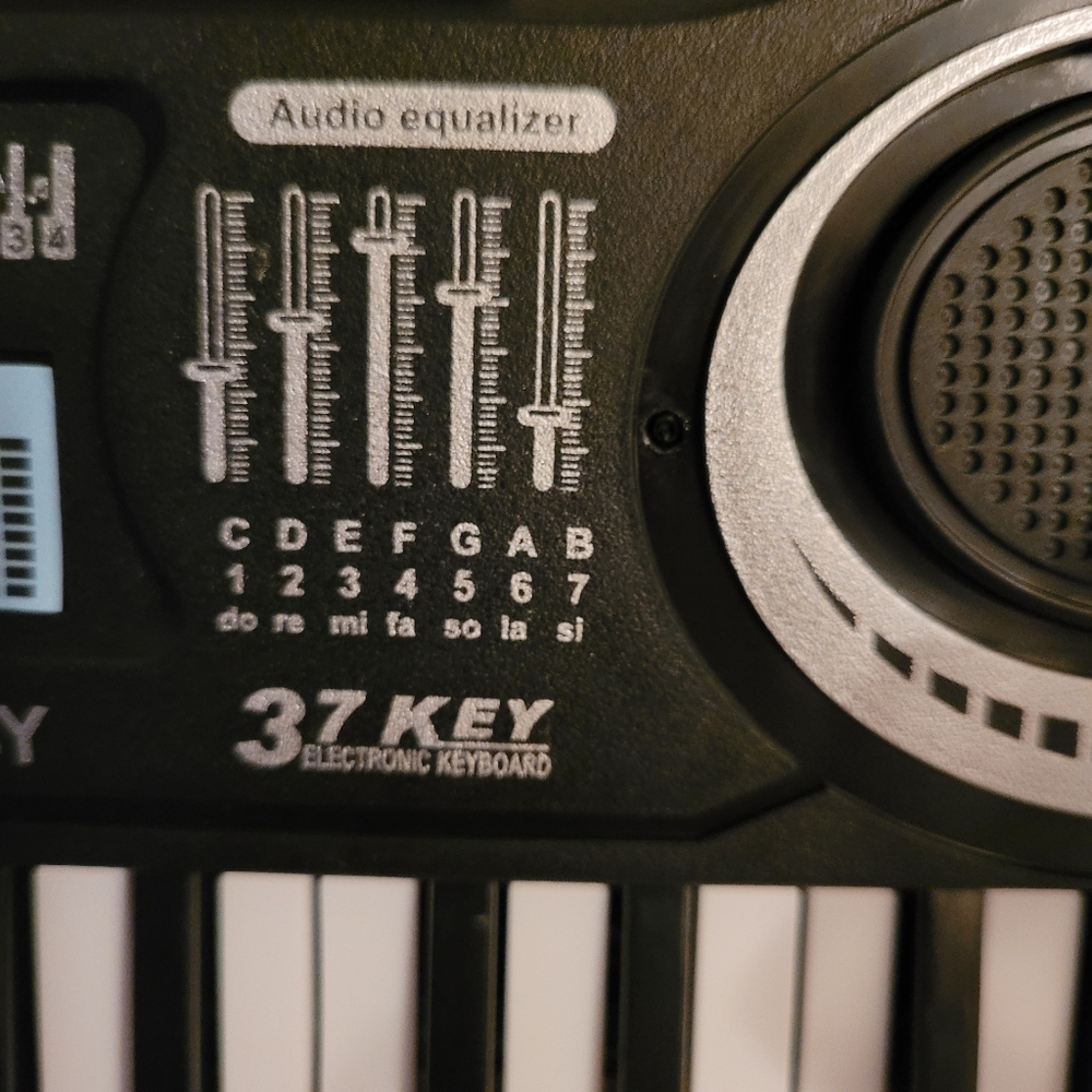 Musical keyboard - Picture 2 of 3